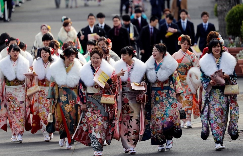 nhat ban ruc ro sac mau kimono trong le truong thanh cua cac thieu nu