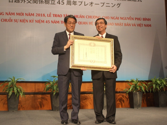Đại sứ Nguyễn Phú Bình nhận Huân chương Mặt trời mọc