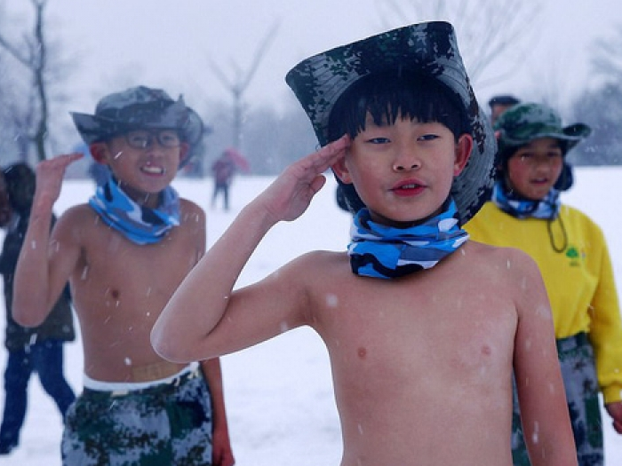 Trẻ cởi trần, khổ luyện trong bão tuyết ở Trung Quốc