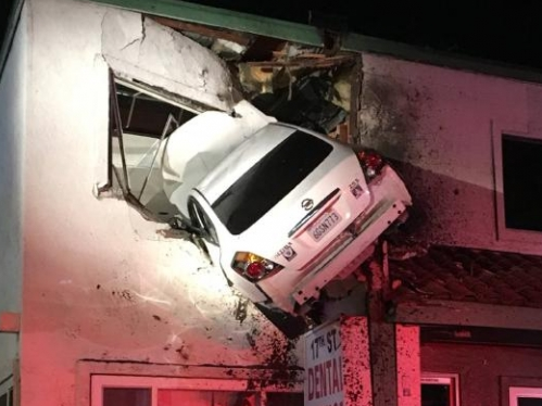 Ô tô "bay" đâm xuyên tường tòa nhà