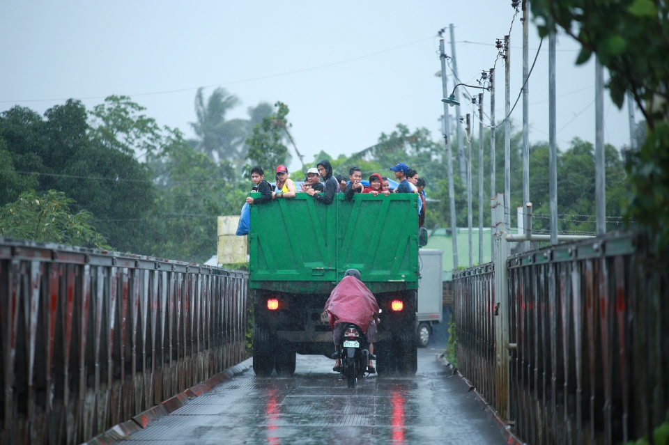 dung nham tu nui lua philippines do ruc trong dem