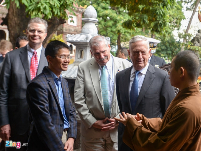 Bộ trưởng Quốc phòng Mỹ James Mattis đến thăm chùa Trấn Quốc