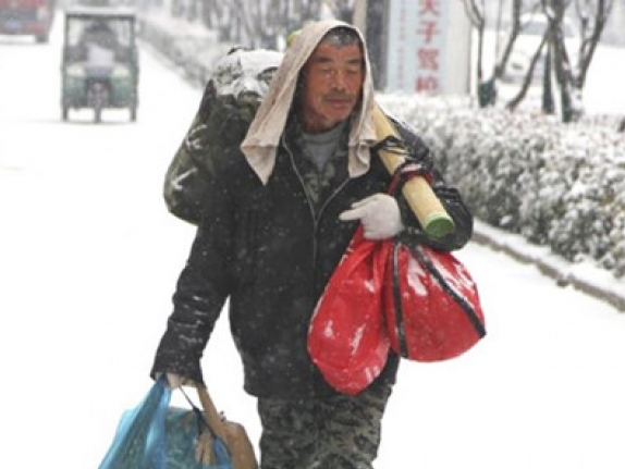 Trung Quốc: Dành tiền mua áo cho vợ, đi bộ 40km dưới tuyết về ăn Tết