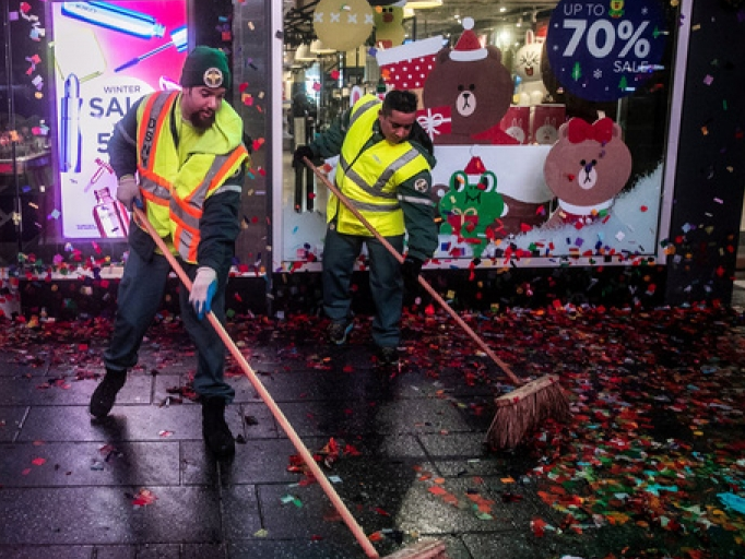 Quảng trường Thời đại ngập trong 56 tấn rác sau lễ đón Năm mới