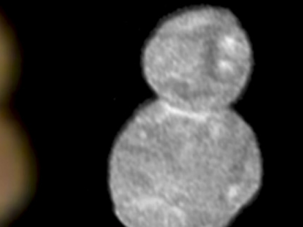 Tảng đá ở rìa Hệ Mặt trời có hình dạng như người tuyết