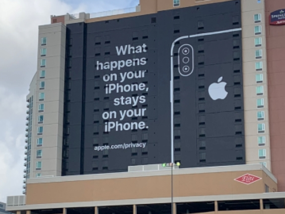Apple "chơi ngông" treo quảng cáo châm chọc đối thủ ở CES 2019