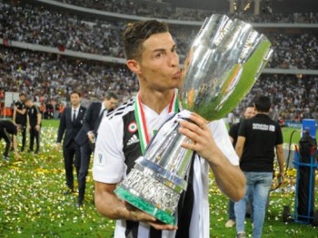 Ronaldo rạng rỡ trong ngày giành danh hiệu đầu tiên cùng Juventus