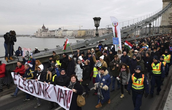 Hungary: Biểu tình rầm rộ ở phản đối luật lao động sửa đổi