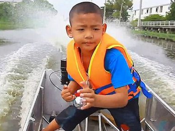 Thái Lan: Cậu bé 5 tuổi tự lái xuồng máy tới trường một cách thành thạo