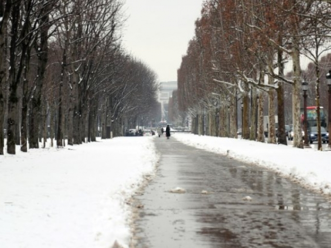Pháp: Tuyết rơi dày đặc ảnh hưởng nghiêm trọng đến giao thông và sinh hoạt