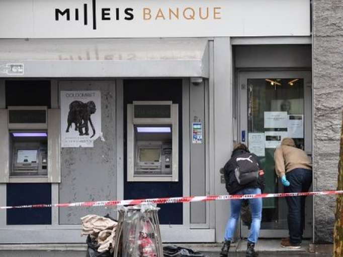 Pháp: Ngân hàng ngay cạnh dinh Tổng thống bị "khoắng" sạch 30 két sắt