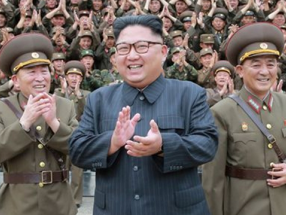 Ông Kim Jong-un tặng mỹ phẩm Hàn Quốc cho quan chức Triều Tiên