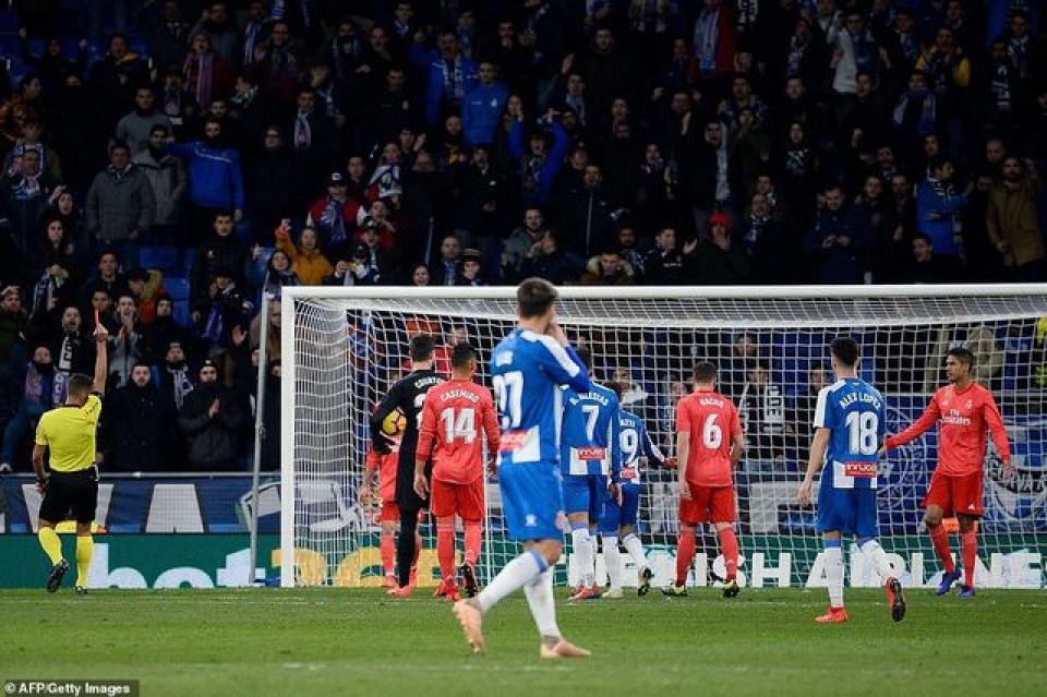 choi voi 10 nguoi real madrid van thang dam espanyol