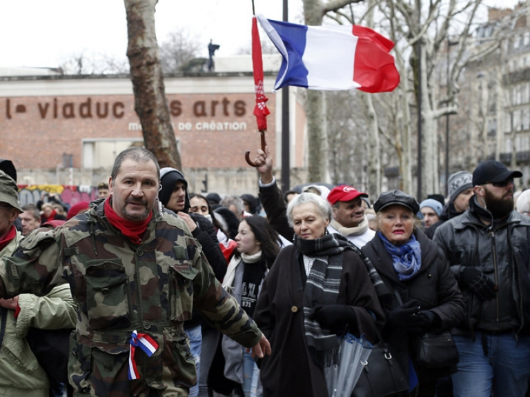 Pháp: "Khăn đỏ" xuống đường phản đối "áo vàng"