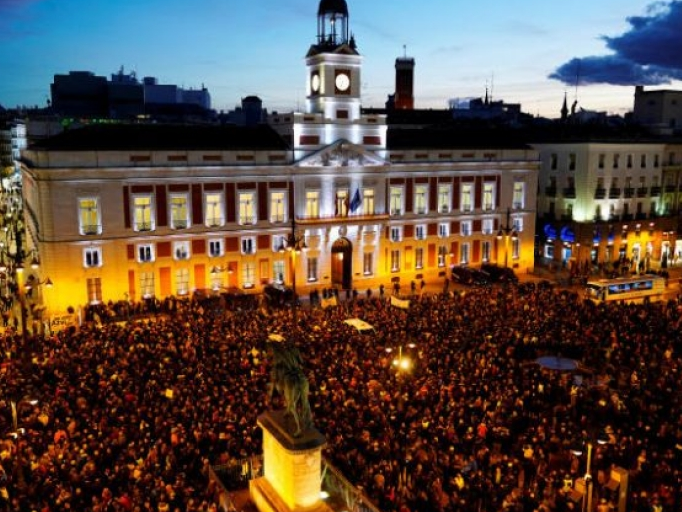 Tây Ban Nha: Cảnh sát dùng cần cẩu dẹp loạn ở thủ đô Madrid