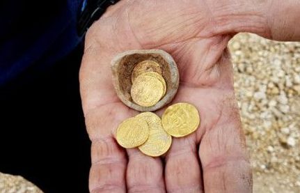 Israel: Bí ẩn 'con heo đất' với những đồng tiền vàng 1.200 năm tuổi được phát hiện