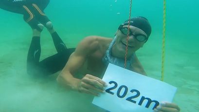 Người đàn ông lập kỷ lục nín thở bơi biển lâu nhất thế giới
