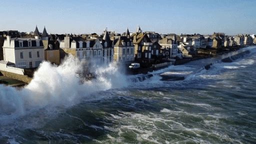 Pháp: Thị trấn cổ suốt 6 tháng có sóng triều cường cao 13 m và rượu vang chất đầy đáy biển