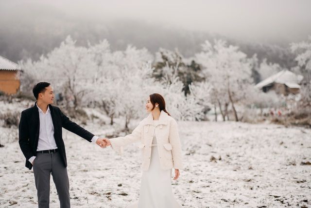 Nếu bạn muốn có những bức ảnh cưới đầy đẹp mắt và lãng mạn, thì hãy đến với ảnh cưới dưới tuyết rơi. Tưởng tượng chỉ với tuyết trắng phủ kín đường phố, cùng với tình yêu của những cặp đôi tạo thành một bức tranh thiên nhiên tuyệt đẹp.