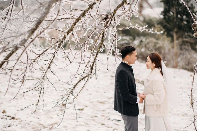 Cặp đôi Hà Nội lên Y Tý chụp ảnh cưới dưới cảnh tuyết rơi, băng tuyết kỳ ảo