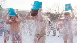 Siberia: Trẻ nhỏ cởi trần dội nước lạnh ở nhiệt độ -25 độ C
