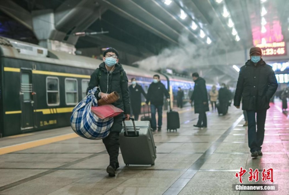 Rạng sáng 28/1, hành khách di chuyển vào ga Bắc Kinh để lên chuyến tàu số hiệu 3603 - chuyến tàu đầu tuyên trong kỳ xuân vận tại địa phương này. 