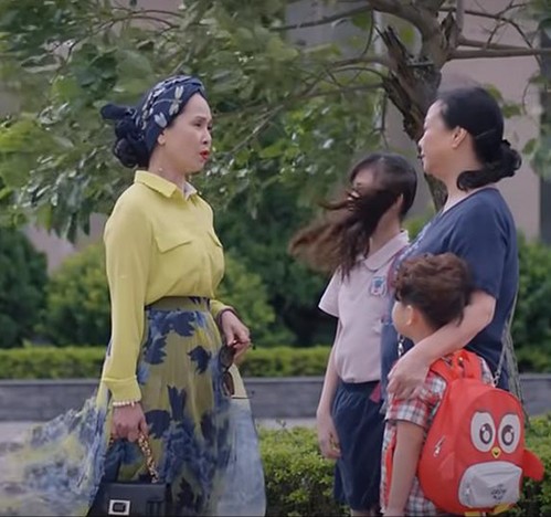 Thương ngày nắng về: NSND Lan Hương gây cười với thời trang lòe loẹt xanh đỏ