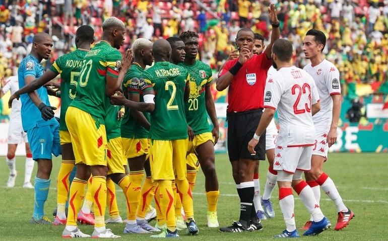 Chuyện hài hước ở CAN 2021: Trọng tài hai lần thổi còi kết thúc trận đấu trước 90 phút trận Tunisia vs Mali