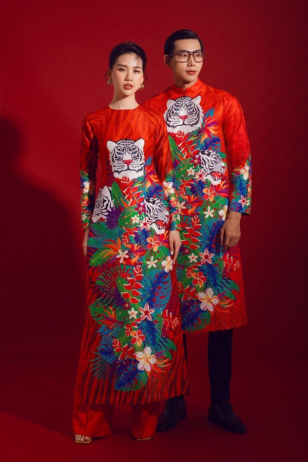 Trang phục truyền thống được Adrian Anh Tuấn làm mới với sắc màu bắt mắt, họa tiết độc quyền và phom biến tấu nhẹ nhàng.
