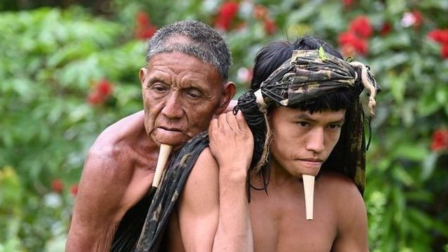 Covid-19 ở Brazil: Bức ảnh con trai cõng cha đi tiêm phòng của thổ dân Amazon gây 'sốt'