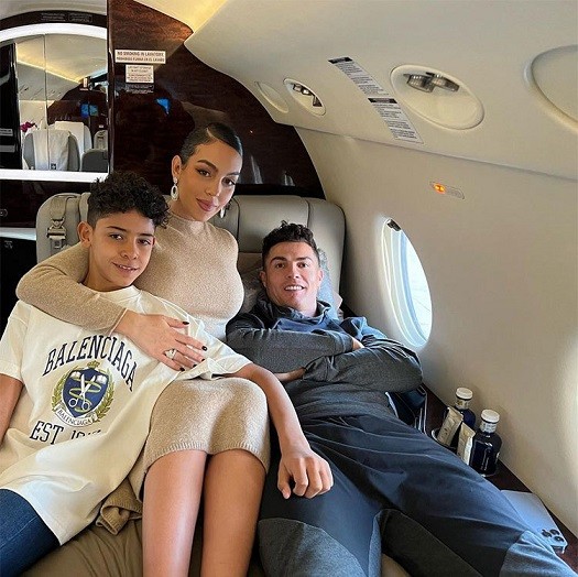 Ronaldo cùng bạn gái và con trai lớn đi máy bay riêng tới Thụy Sĩ nhận giải đặc biệt của FIFA The Best 2021. Trên trang cá nhân, người đẹp Georgina Rodriguez đăng ảnh cả ba ngồi trong chuyên cơ riêng trên đường tới lễ trao giải. 'Những ông vua của tôi', bà bầu 27 tuổi viết.