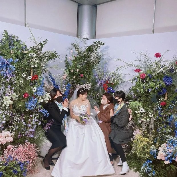 Một số hình ảnh trong hôn lễ của Park Shin Hye và Choi Tae Joon được chia sẻ trên mạng xã hội. Cô dâu diện váy hở vai, gương mặt rạng rỡ hạnh phúc. Do tình hình dịch bệnh, khách mời dự đều đeo khẩu trang kín.
