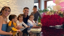 Danh thủ Ronaldo và bạn gái Georgina Rodriguez bật mí khoảnh khắc lần đầu gặp nhau