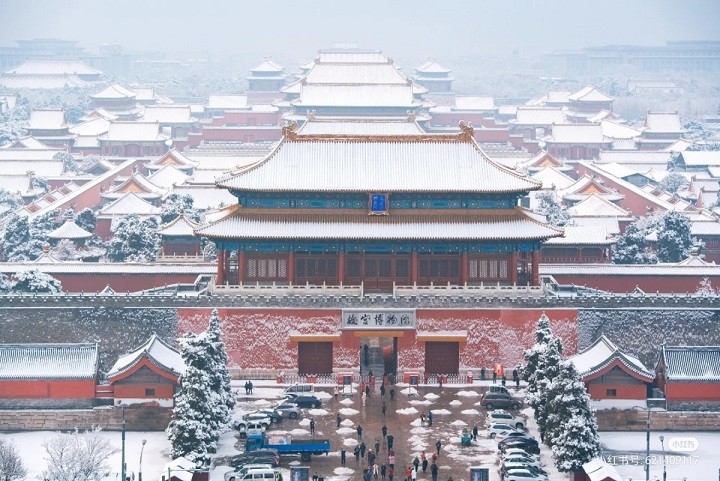 Ngắm tuyết rơi ở Tử Cấm Thành là một trong những trải nghiệm mà không ít du khách hằng mơ ước. Tuyết không hiếm ở Bắc Kinh nhưng không phải ai cũng có được may mắn này. 
