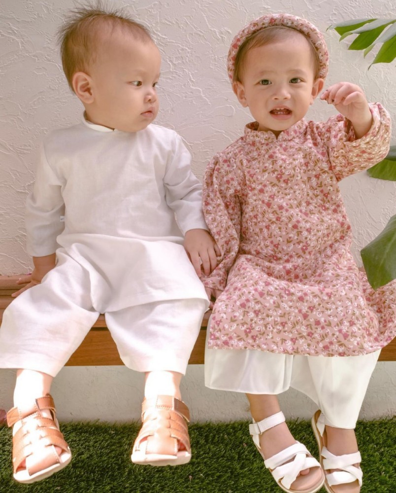 Hồ Ngọc Hà chuẩn bị hai bộ áo dài xinh xắn cho các con và thực hiện bộ ảnh trong khuôn viên biệt thự. 