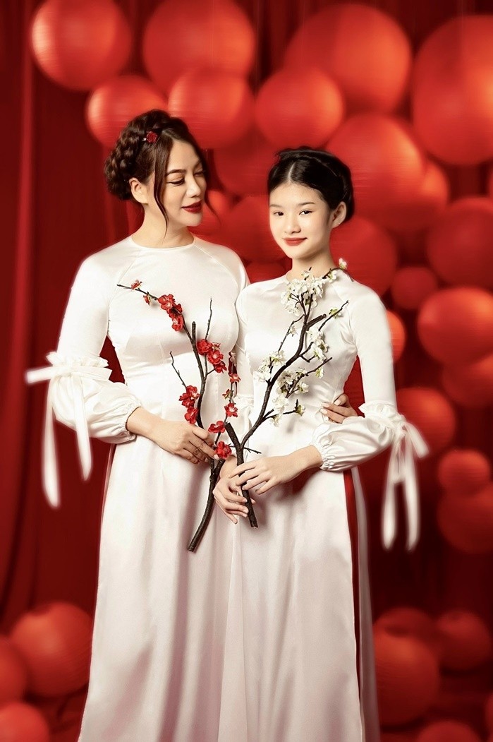 Ba thế hệ nhà Trương Ngọc Ánh mặc áo dài chụp ảnh Tết
