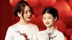 Ba thế hệ nhà Trương Ngọc Ánh mặc áo dài nhung chụp ảnh Tết