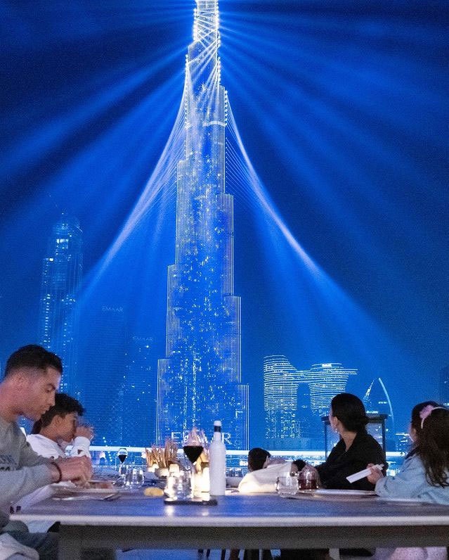 Ronaldo cùng bạn gái và các con thưởng thức bữa tối trên sân thượng, giữa khung cảnh lung linh ở Dubai.