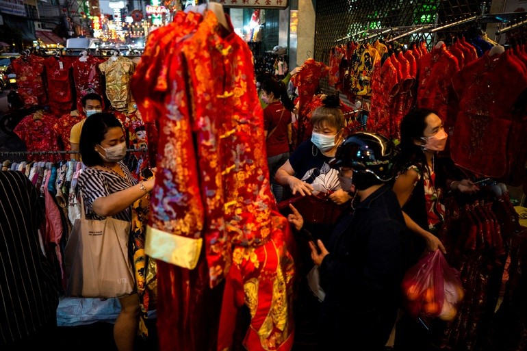 Người dân mua sắm quần áo mới ở Bang Kok, Thái Lan.