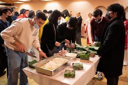Hội sinh viên Việt Nam tại Paris tổ chức ngày gói bánh chưng