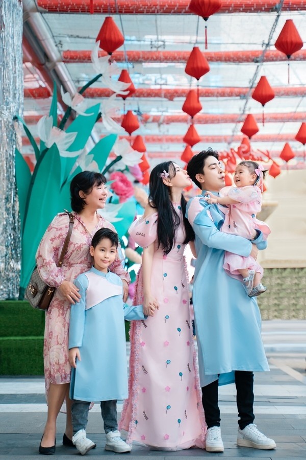 Nhâm Dần 2022: Gia đình ca sĩ Thu Thủy - dạo chơi ngày giáp Tết