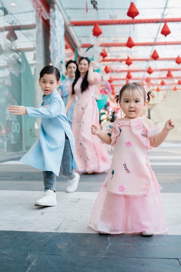 Nhâm Dần 2022: Gia đình ca sĩ Thu Thủy - Kin Nguyễn dạo chơi ngày giáp Tết