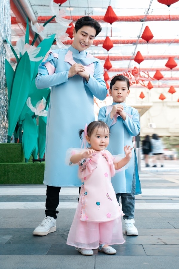 Nhâm Dần 2022: Gia đình ca sĩ Thu Thủy - Kin Nguyễn dạo chơi ngày giáp Tết