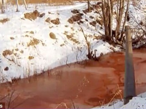 Dòng sông màu đỏ máu gây hoang mang tại Nga