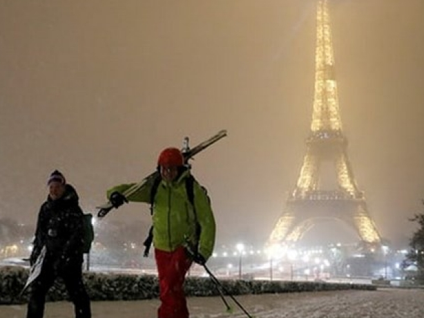 Pháp: Tháp Eiffel buộc phải đóng cửa vì tuyết rơi quá dày