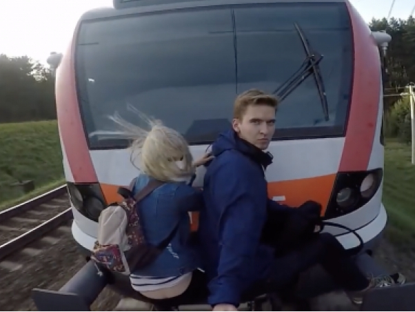 Cặp đôi trẻ liều mạng đu lên tàu điện cao tốc để hẹn hò
