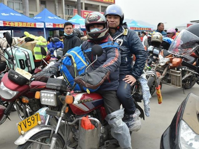 Trung Quốc: Dặm trường đi xe máy về quê ăn Tết của người lao động