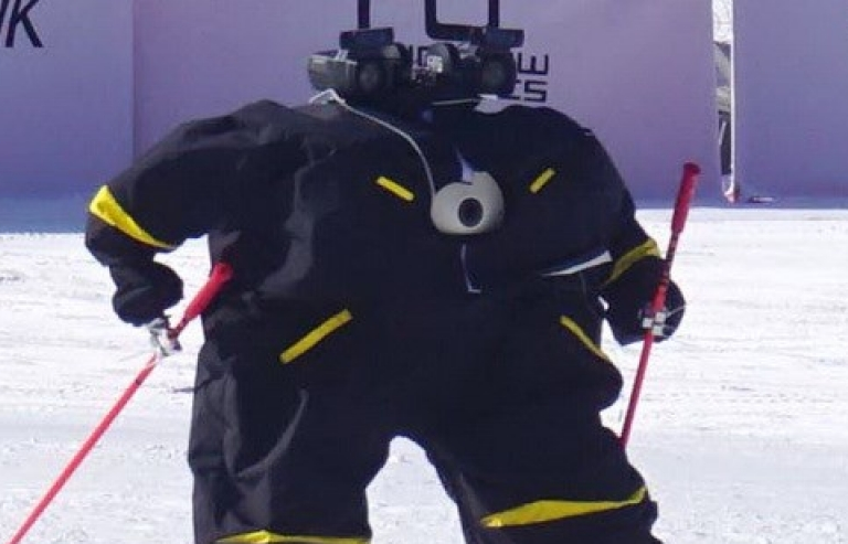 Độc đáo cuộc thi robot trượt tuyết đầu tiên trên thế giới