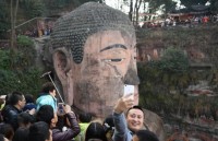 Trung Quốc: Xếp hàng 4 tiếng bái tượng Phật khổng lồ
