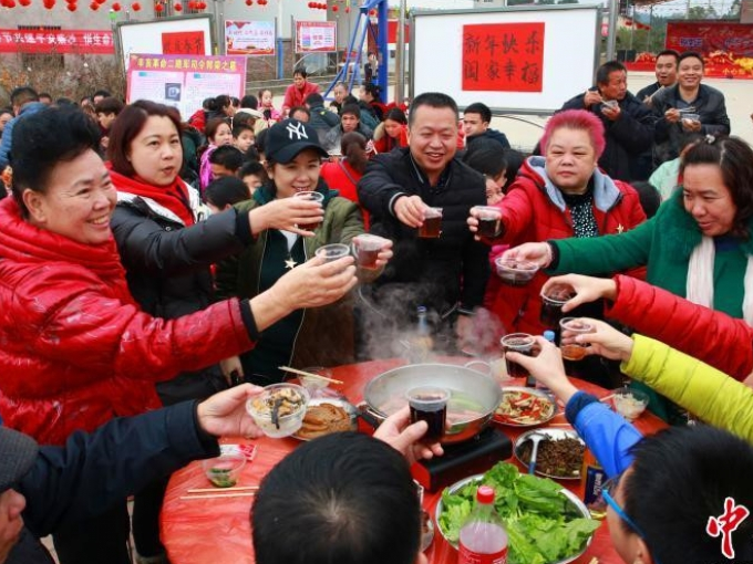 Trung Quốc: Tiệc tân niên trên đường làng, gần 300 bàn, 3.000 khách